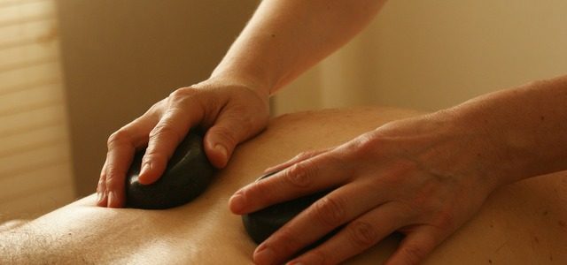 Comment se déroule un massage aux pierres chaudes ?